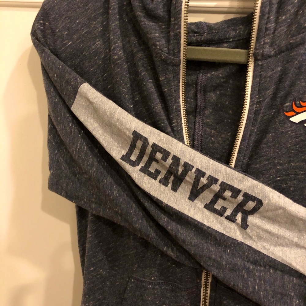 Zip-up - Picture 3 of 4